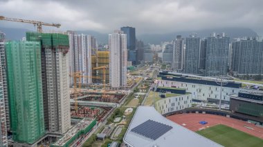 Modern eliptik arena yapısına sahip bir kentsel alan görüntüsü