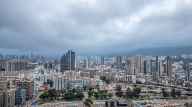 Prens Edward Yolu 'nda trafik var. Doğu, Kowloon Şehri sokakları.