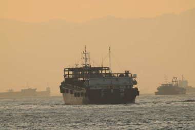 21 Aralık 2024 'te Günbatımında Büyük Kargo Gemisi Huzur Nehrinde Yelken Açtı