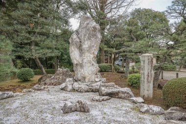 24 Mart 2025 Japon bahçe elementleriyle çevrili kaya oluşumları