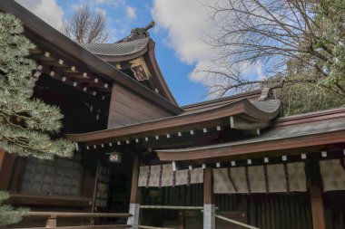 24 Mart 2025 Japon Şinto tapınağı zarif ahşap mimariyle,