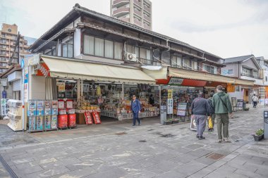 24 Mart 2025 Canlı bir geleneksel Japon sokak pazarı Yerel gösterimi