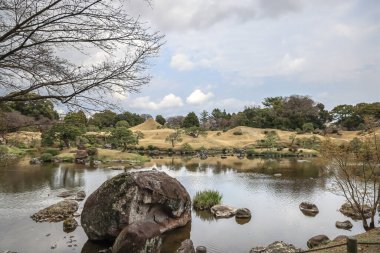 24 Mart 2025 Sakin bir Japon bahçesinin manzaralı manzarası, sakin bir gölet, manzaralı