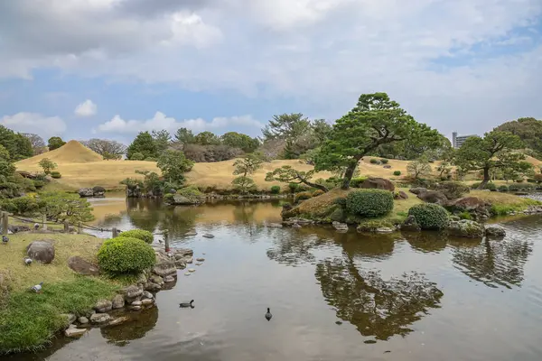 24 Mart 2025 Japon bahçeli sakin bir peyzaj.,