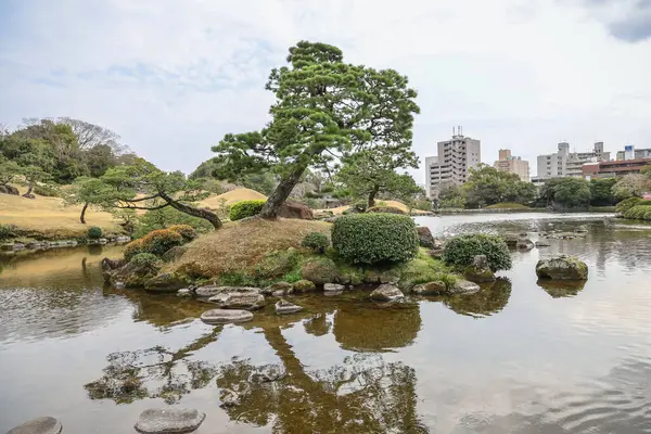 24 Mart 2025 Japon bahçeli sakin bir peyzaj.,