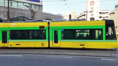Kagoshima 'daki tramvay, 23 Mart 2025' te şehirden geçiyor.  