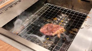 23 Mart 2025 'te BBQ' da et pişiren kişiye yakın çekim  