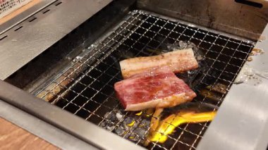 23 Mart 2025 'te BBQ' da et pişiren kişiye yakın çekim  