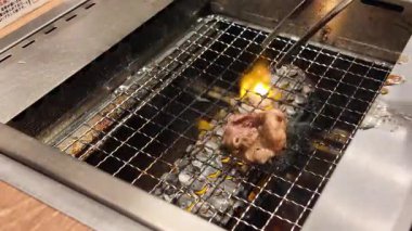 23 Mart 2025 'te BBQ' da et pişiren kişiye yakın çekim  