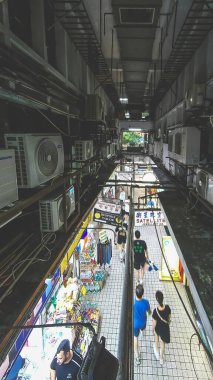 Klima ile çevrili bir alışveriş merkezi.