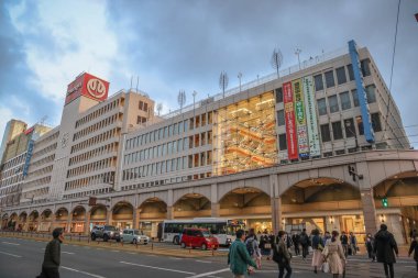 24 Mart 2025 Canlı şehir ortamı önemli bir modern binayı gözler önüne seriyor