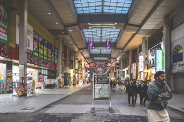 24 Mart 2025 Salon içi alışveriş caddesi Dükkan ve lokantalarla dolu,