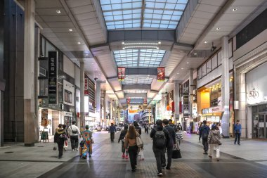 24 Mart 2025 Salon içi alışveriş caddesi Dükkan ve lokantalarla dolu,