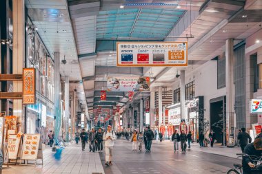 24 Mart 2025 Atari salonu renkli ışıklarla aydınlatılmış, vitrinler sergileniyor.