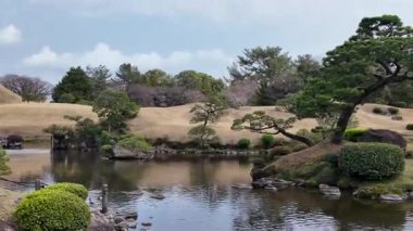 24 Mart 2025 'te Suizenji Gölü' nü çevreleyen Doğa Manzarası