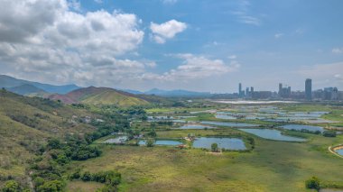 Ma Tso Lung 'da yuvarlanan tepeler ve geniş yeşil alanlar.
