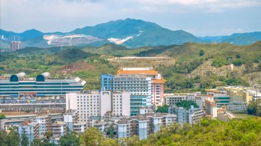 Shenzhen 'in modern şehir silueti açık Nisan semalarında parlıyor