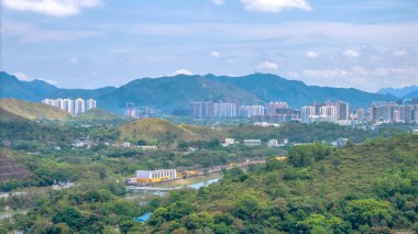 Ma Tso Lung 'da yuvarlanan tepeler ve geniş yeşil alanlar.