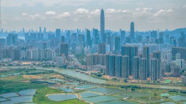 Shenzhen nehri kıvrılarak doğal ve kentsel elementleri güzel bir şekilde birbirine bağlıyor.