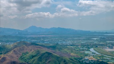 Ma Tso Lung 'daki balık havuzu gökyüzünü ve doğayı huzur içinde yansıtıyor.