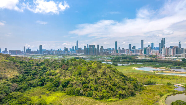 Рыбный пруд на Ма Цо Лунг мирно отражает небо и природу