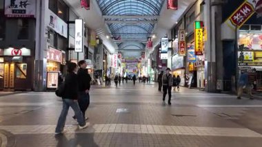 Shimotori 'de Yürüyen İnsanlar, 24 Mart 2025