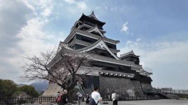 Etkileyici mimarisi ve bereketli çevresi olan tarihi şato, 24 Mart 2025