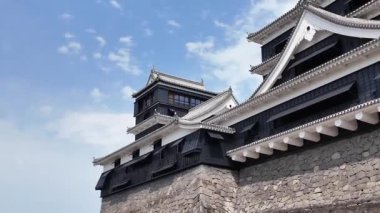 Etkileyici mimarisi ve bereketli çevresi olan tarihi şato, 24 Mart 2025