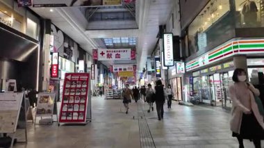 Shimotori 'de Yürüyen İnsanlar, 24 Mart 2025