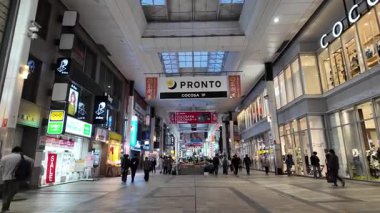 Shimotori 'de Yürüyen İnsanlar, 24 Mart 2025