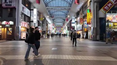 Shimotori 'de Yürüyen İnsanlar, 24 Mart 2025