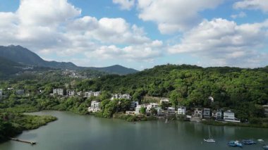 Yeşillik ve kıyı manzaralı güzel bir köy. 21 Nisan 2025