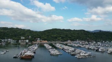 Yatı ve çarpıcı deniz manzaralı modern marina. 21 Nisan 2025