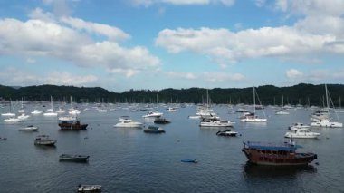 Beyaz kum körfezi ve yemyeşil çevresi olan tarihi bir köy. 21 Nisan 2025