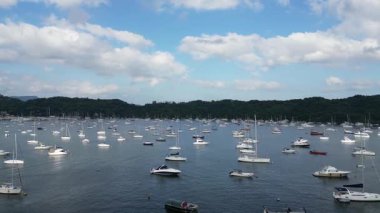 Beyaz kum körfezi ve yemyeşil çevresi olan tarihi bir köy. 21 Nisan 2025