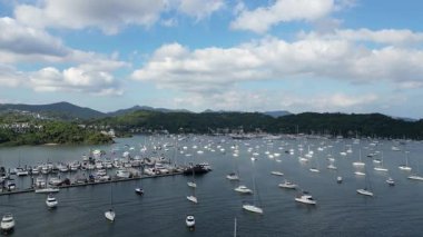 Beyaz kum körfezi ve yemyeşil çevresi olan tarihi bir köy. 21 Nisan 2025