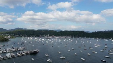 Beyaz kum körfezi ve yemyeşil çevresi olan tarihi bir köy. 21 Nisan 2025