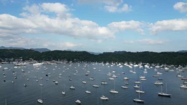 Beyaz kum körfezi ve yemyeşil çevresi olan tarihi bir köy. 21 Nisan 2025