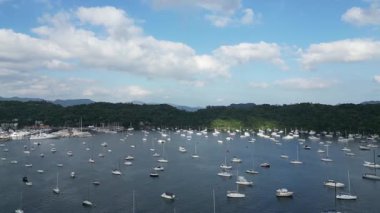 Beyaz kum körfezi ve yemyeşil çevresi olan tarihi bir köy. 21 Nisan 2025