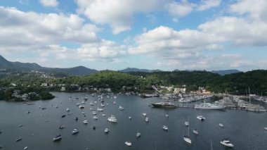 Beyaz kum körfezi ve yemyeşil çevresi olan tarihi bir köy. 21 Nisan 2025