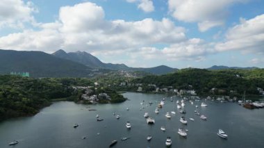 Beyaz kum körfezi ve yemyeşil çevresi olan tarihi bir köy. 21 Nisan 2025