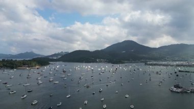 Beyaz kum körfezi ve yemyeşil çevresi olan tarihi bir köy. 21 Nisan 2025