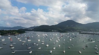 Beyaz kum körfezi ve yemyeşil çevresi olan tarihi bir köy. 21 Nisan 2025