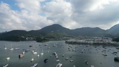 Beyaz kum körfezi ve yemyeşil çevresi olan tarihi bir köy. 21 Nisan 2025