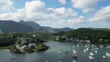 Yeşillik ve geleneksel evleri olan sakin bir köy. 21 Nisan 2025