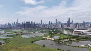 Ma Tso Lung 'daki balık havuzu 20 Nisan 2025' te gökyüzünü ve doğayı yansıtıyor.