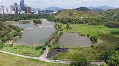 Ma Tso Lung 'daki balık havuzu 20 Nisan 2025' te gökyüzünü ve doğayı yansıtıyor.