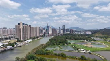 Ma Tso Lung 'daki balık havuzu 20 Nisan 2025' te gökyüzünü ve doğayı yansıtıyor.