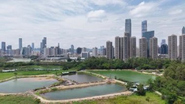 Ma Tso Lung 'daki balık havuzu 20 Nisan 2025' te gökyüzünü ve doğayı yansıtıyor.