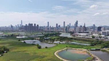 Ma Tso Lung 'daki balık havuzu 20 Nisan 2025' te gökyüzünü ve doğayı yansıtıyor.